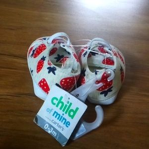 NWT Cute laced strawberry 🍓 baby toddler shoes!🐣